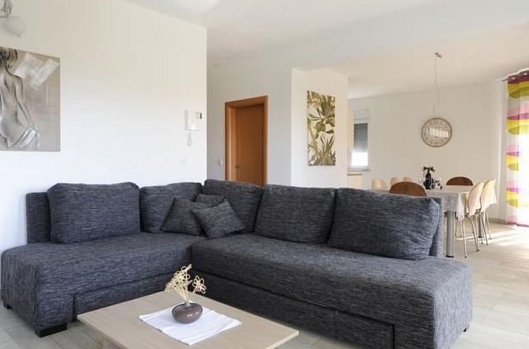 Appartement Moderne Ferienwohnung in Vodice mit Grill