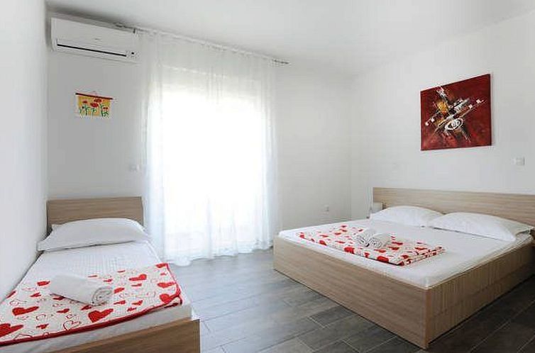 Appartement Moderne Ferienwohnung in Vodice mit Grill