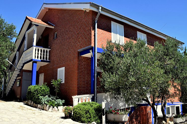 Guest house 10337303 - Apartment Dalmatia - Appartement für sechs Personen mit Terrasse im Erdgeschoss 