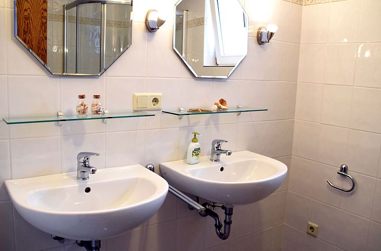 Appartement für sechs Personen mit Terrasse im Erdgeschoss 