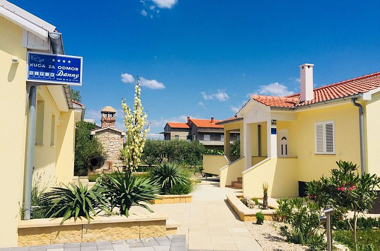 Vakantiehuis Modernes Ferienhaus in Dobropoljana mit Terrass