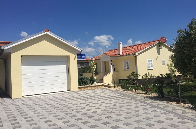 Vakantiehuis Modernes Ferienhaus in Dobropoljana mit Terrass