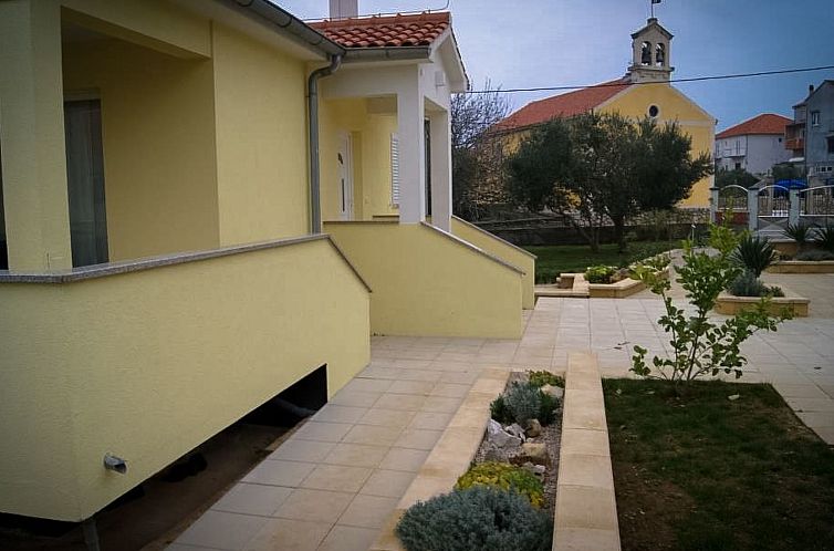Vakantiehuis Modernes Ferienhaus in Dobropoljana mit Terrass