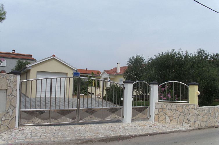 Vakantiehuis Modernes Ferienhaus in Dobropoljana mit Terrass