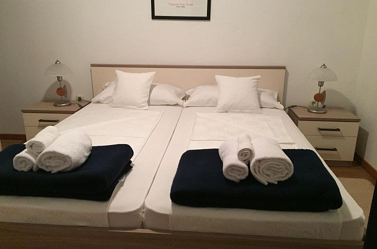 Vakantiehuis Modernes Ferienhaus in Dobropoljana mit Terrass