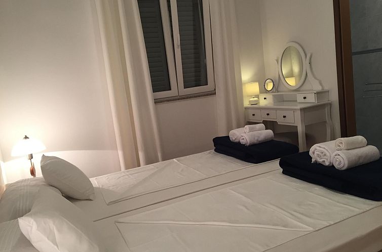 Vakantiehuis Modernes Ferienhaus in Dobropoljana mit Terrass