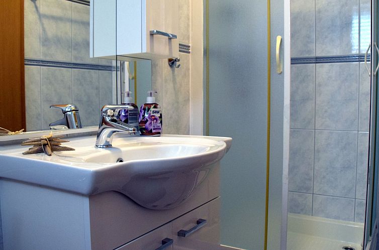 Vakantiehuis Modernes Ferienhaus in Dobropoljana mit Terrass