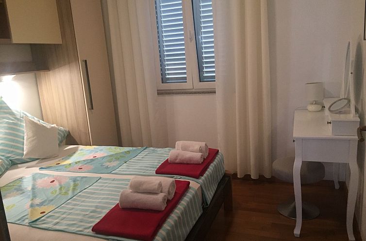 Vakantiehuis Modernes Ferienhaus in Dobropoljana mit Terrass