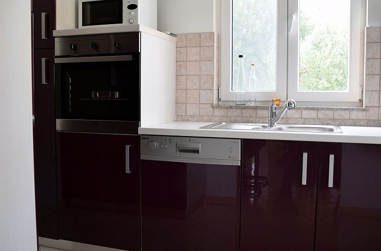 Vakantiehuis Modernes Ferienhaus in Dobropoljana mit Terrass
