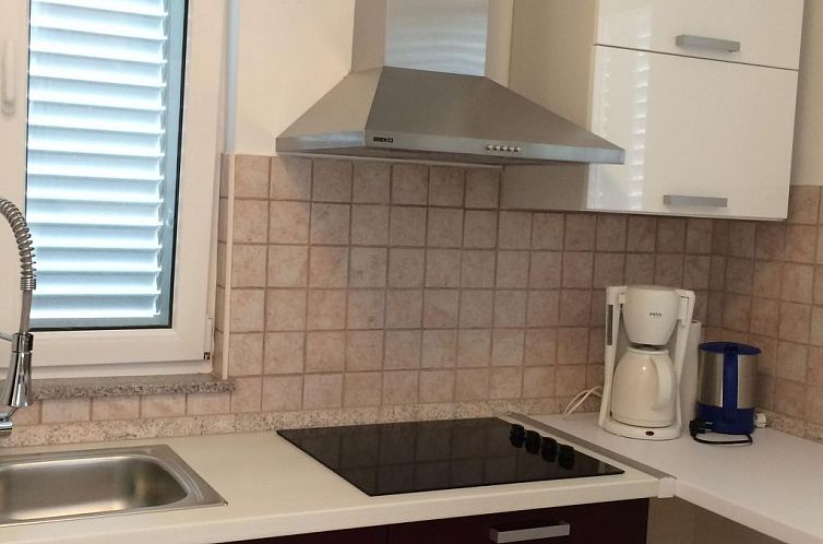 Vakantiehuis Modernes Ferienhaus in Dobropoljana mit Terrass