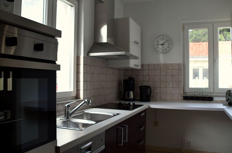 Vakantiehuis Modernes Ferienhaus in Dobropoljana mit Terrass