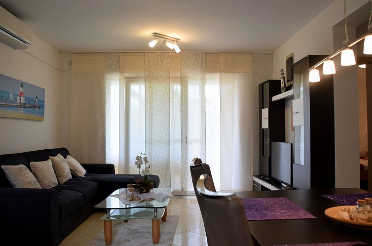 Vakantiehuis Modernes Ferienhaus in Dobropoljana mit Terrass