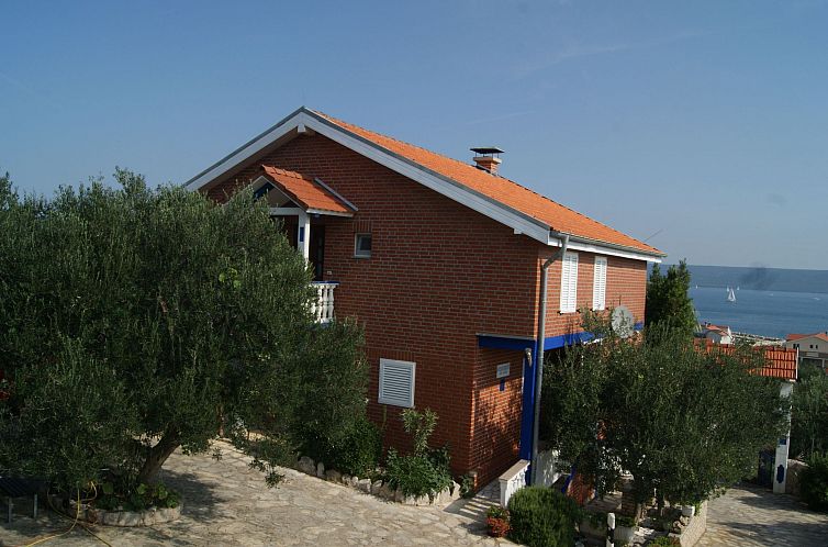 Appartement für vier Personen mit Balkon im ersten Obergesc