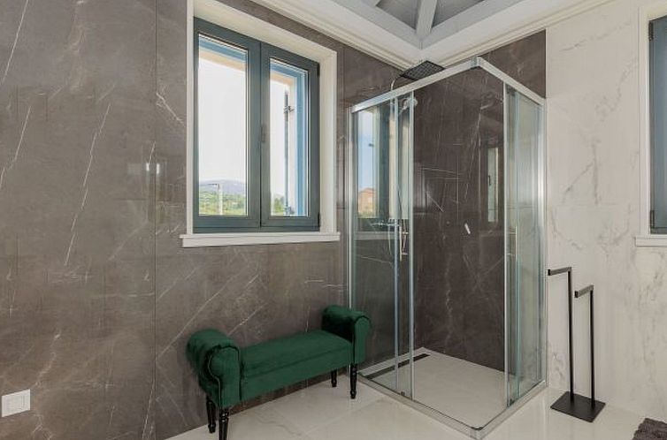 Vakantiehuis Seafront Villa Adriatica with pool