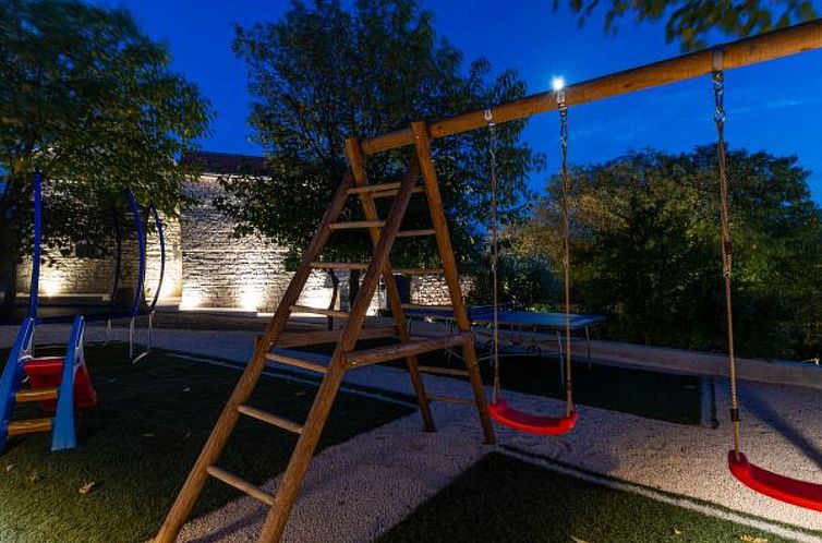 Vakantiehuis Villa Didovi snovi with pool