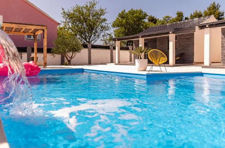 Vakantiehuis Unique Villa V with pool