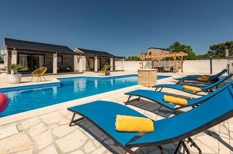 Vakantiehuis Unique Villa V with pool