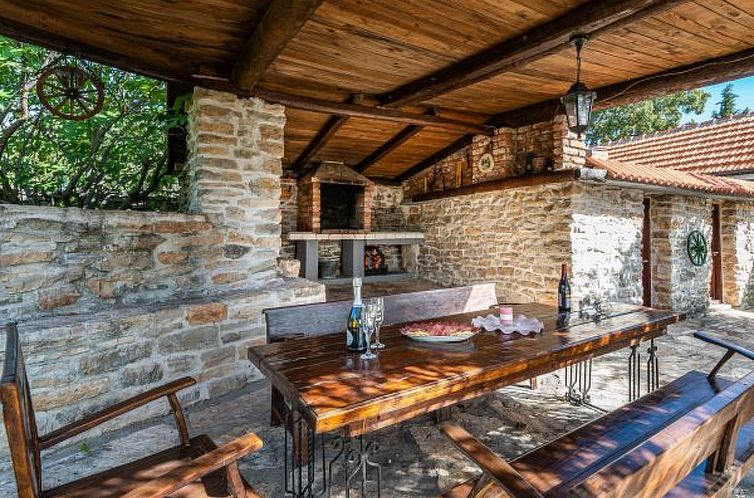 Vakantiehuis Country House Irena with pool