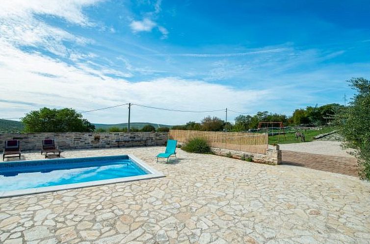 Vakantiehuis Country House Irena with pool