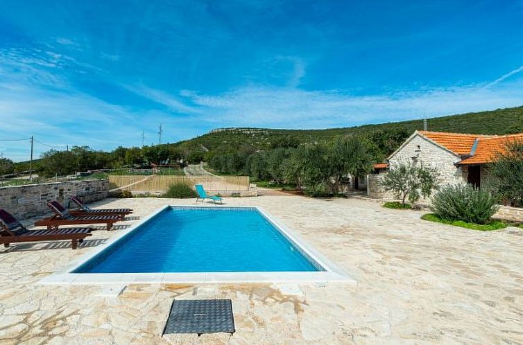 Vakantiehuis Country House Irena with pool