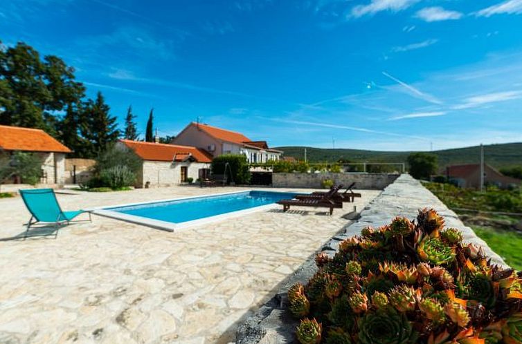 Vakantiehuis Country House Irena with pool