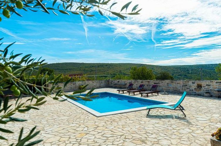 Vakantiehuis Country House Irena with pool