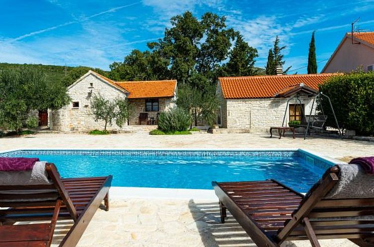 Vakantiehuis Country House Irena with pool