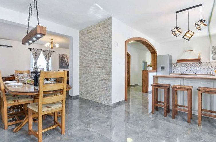 Vakantiehuis Villa Marinic with heated pool and entertainmen
