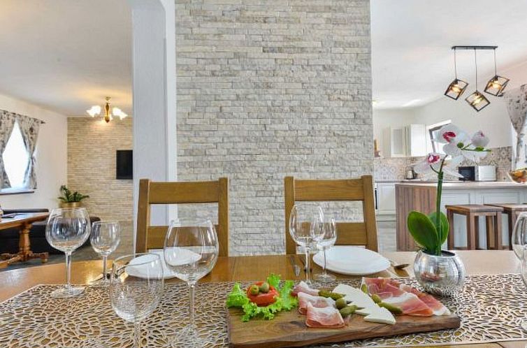 Vakantiehuis Villa Marinic with heated pool and entertainmen