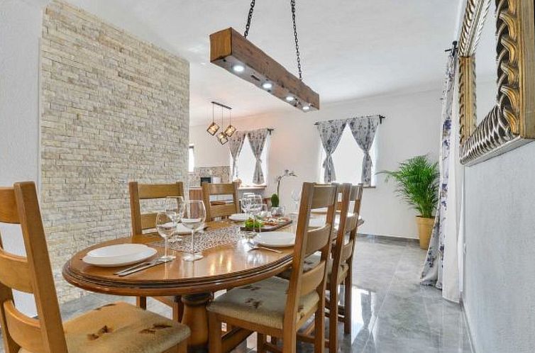 Vakantiehuis Villa Marinic with heated pool and entertainmen