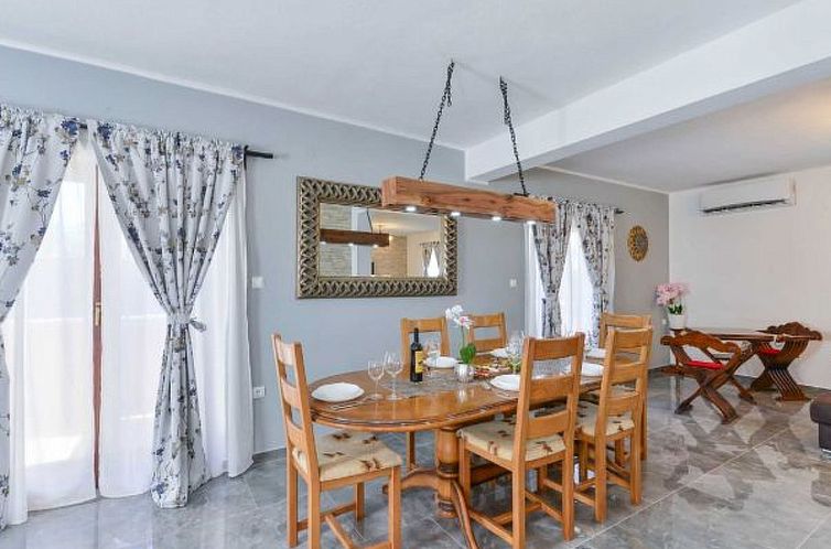 Vakantiehuis Villa Marinic with heated pool and entertainmen