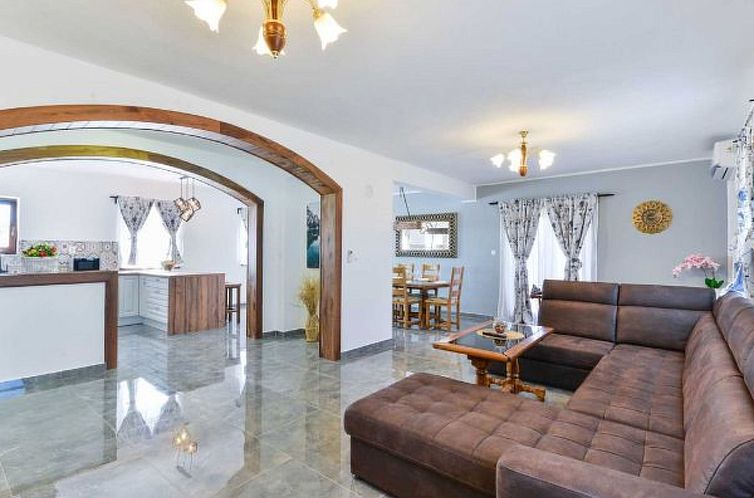 Vakantiehuis Villa Marinic with heated pool and entertainmen