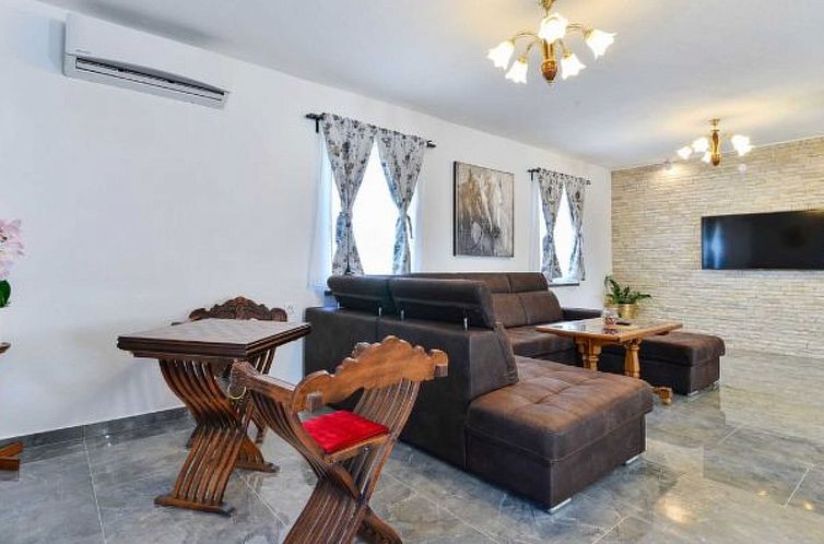 Vakantiehuis Villa Marinic with heated pool and entertainmen