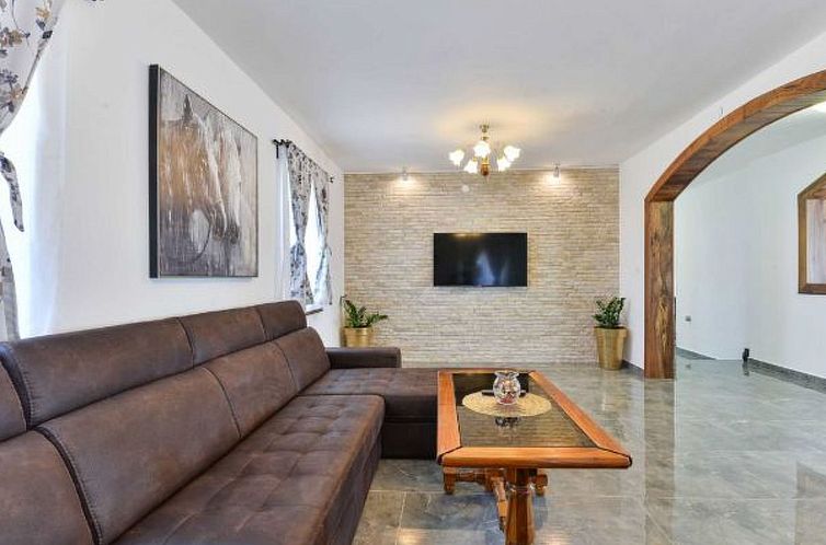 Vakantiehuis Villa Marinic with heated pool and entertainmen