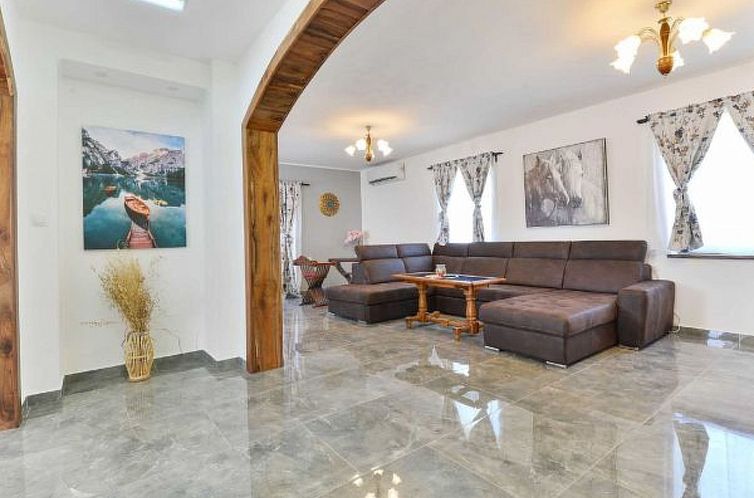 Vakantiehuis Villa Marinic with heated pool and entertainmen