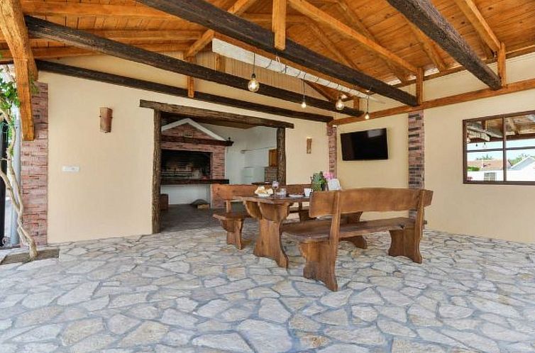 Vakantiehuis Villa Marinic with heated pool and entertainmen