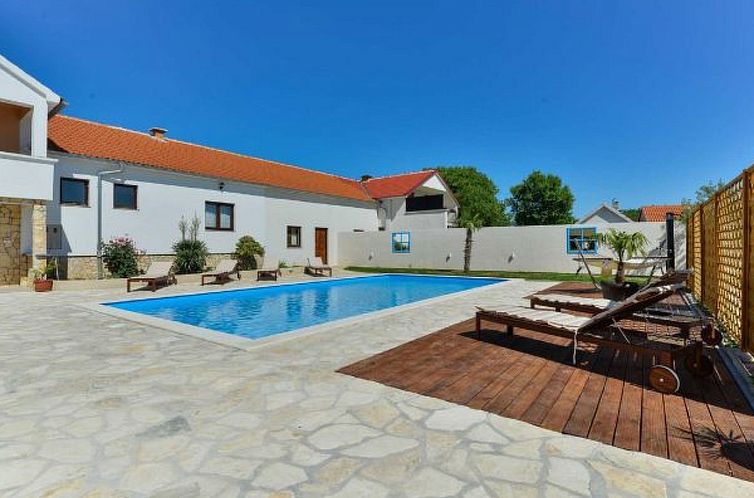 Vakantiehuis Villa Marinic with heated pool and entertainmen