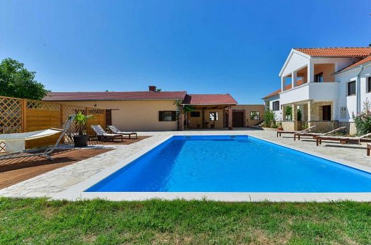 Vakantiehuis Villa Marinic with heated pool and entertainmen