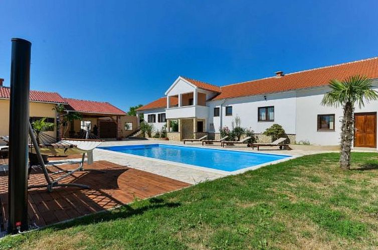 Vakantiehuis Villa Marinic with heated pool and entertainmen