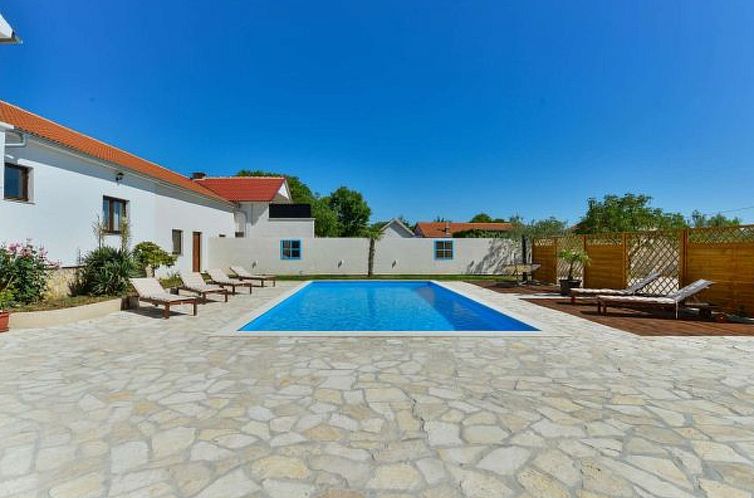 Vakantiehuis Villa Marinic with heated pool and entertainmen
