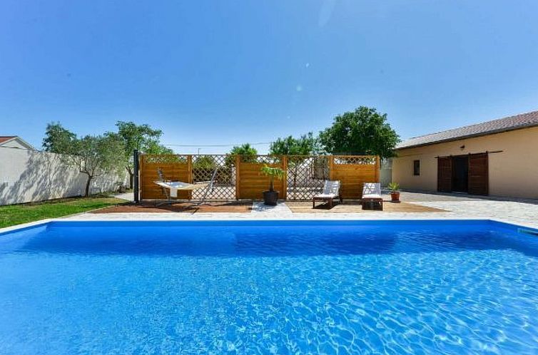 Vakantiehuis Villa Marinic with heated pool and entertainmen