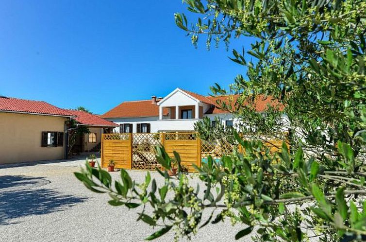 Vakantiehuis Villa Marinic with heated pool and entertainmen