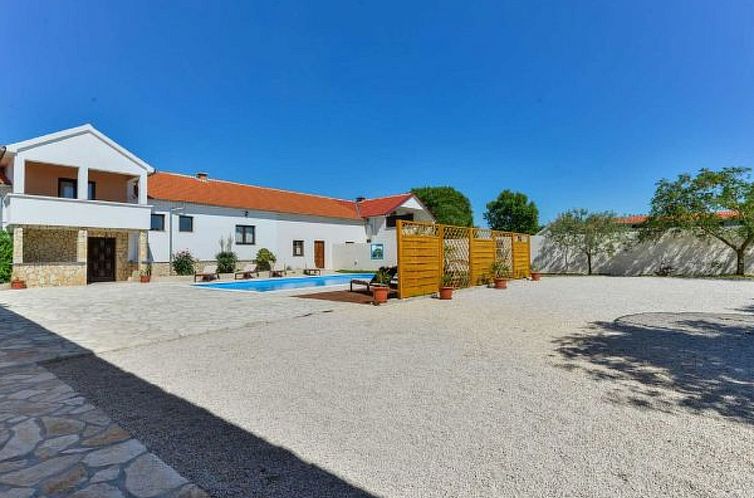Vakantiehuis Villa Marinic with heated pool and entertainmen