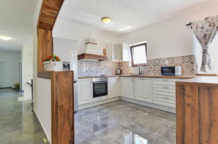 Vakantiehuis Villa Marinic with heated pool and entertainmen