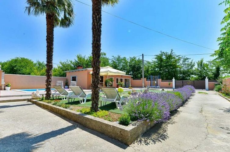 Vakantiehuis Holiday House Meri with pool