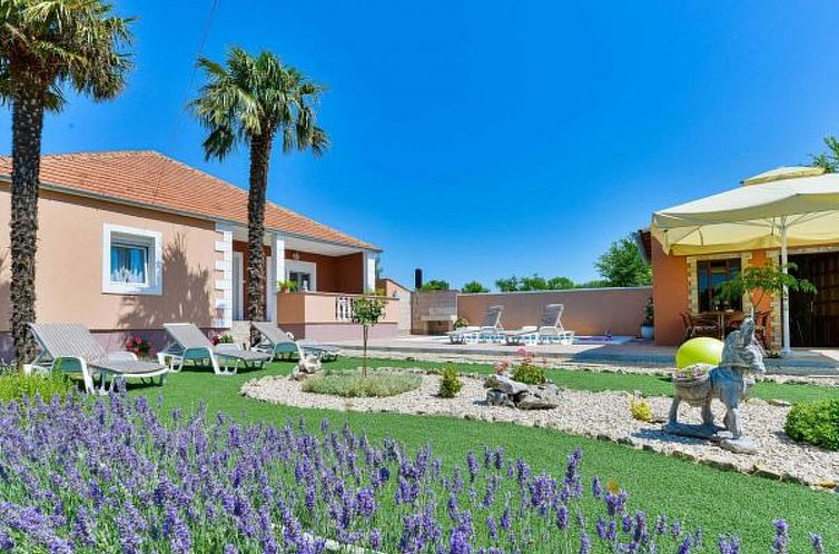 Vakantiehuis Holiday House Meri with pool