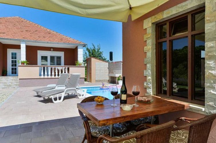 Vakantiehuis Holiday House Meri with pool