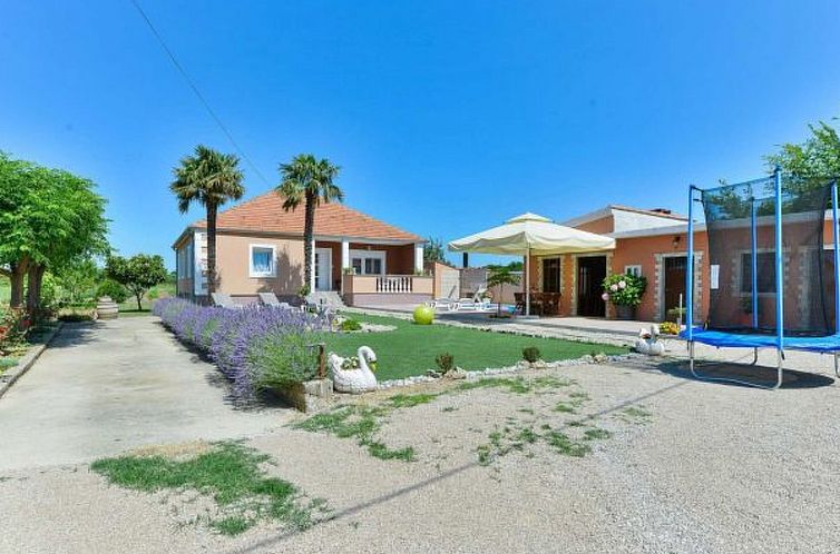 Vakantiehuis Holiday House Meri with pool