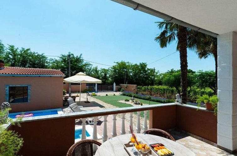 Vakantiehuis Holiday House Meri with pool