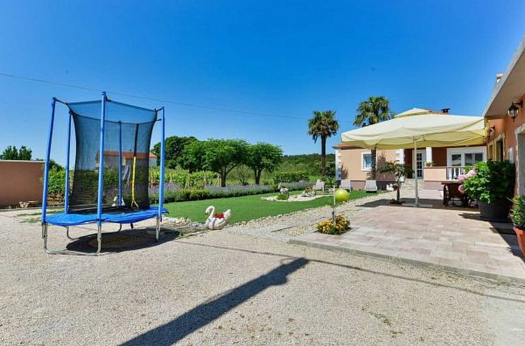 Vakantiehuis Holiday House Meri with pool